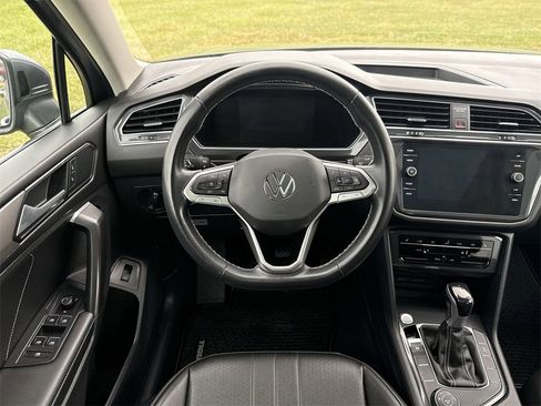 Used 2022 Volkswagen Tiguan SE w/ Panoramic Sunroof Package image 11