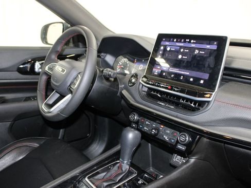 Used 2025 Jeep Compass Trailhawk image 24