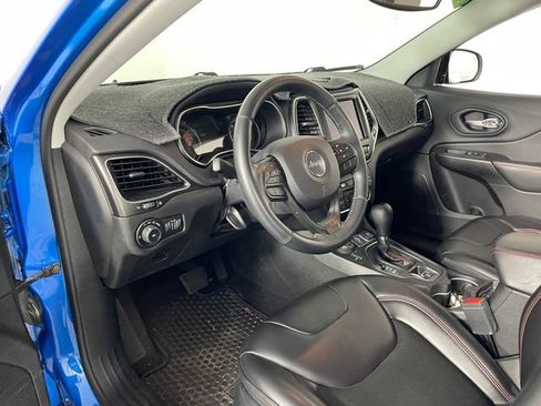 Used 2019 Jeep Cherokee Trailhawk w/ Cold Weather Group AWD/4WD image 3