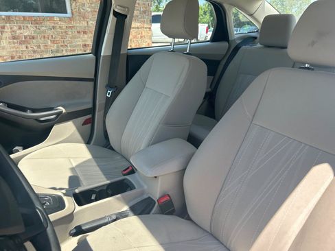 Used 2018 Ford Focus SE FWD image 19