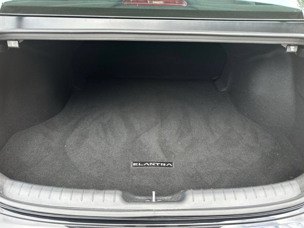 Used 2025 Hyundai Elantra SEL FWD image 12