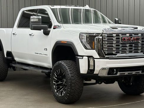 Used 2025 GMC Sierra 3500 Denali w/ Denali Reserve Package AWD/4WD image 7