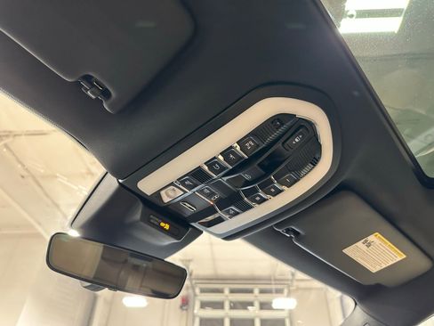 Used 2025 Porsche Macan image 36