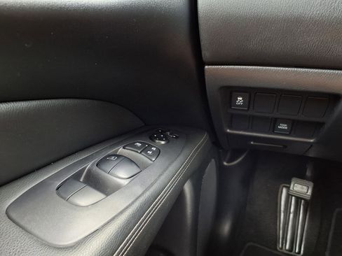 Used 2020 Nissan Pathfinder S image 23