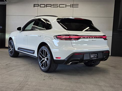 Used 2024 Porsche Macan image 3