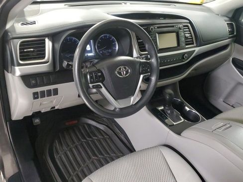 Used 2018 Toyota Highlander LE image 10