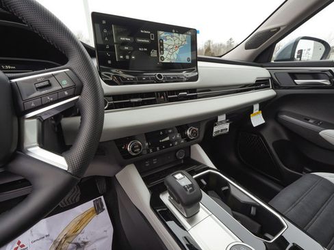 New 2026 Mitsubishi Outlander SE image 24