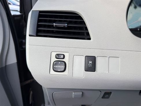Used 2012 Toyota Sienna LE FWD image 37