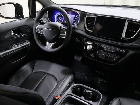 New 2027 Chrysler Pacifica Select AWD/4WD image 19
