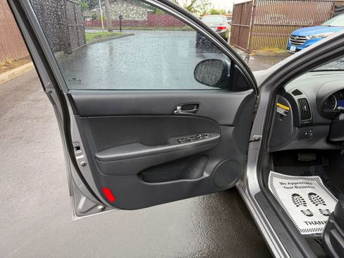 Used 2012 Hyundai Elantra FWD image 9