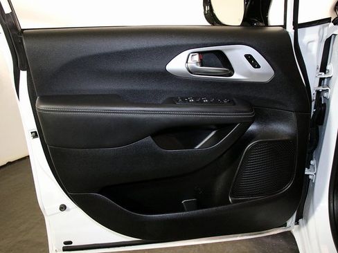 Used 2025 Chrysler Pacifica Limited image 24