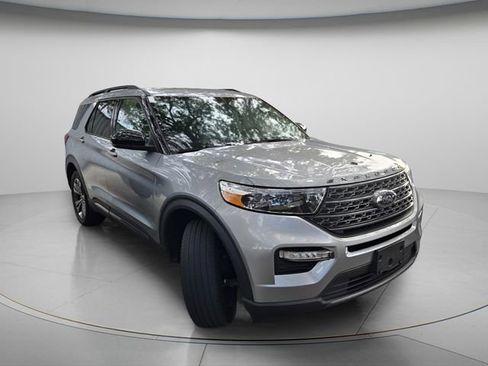 Used 2023 Ford Explorer XLT w/ Equipment Group 202A RWD image 4