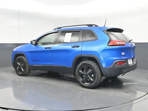 Used 2018 Jeep Cherokee Limited w/ Technology Group AWD/4WD image 7