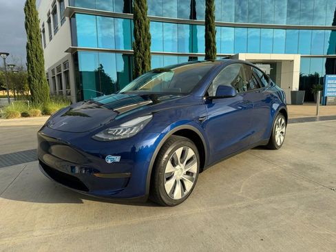 Used 2022 Tesla Model Y Long Range AWD/4WD image 2