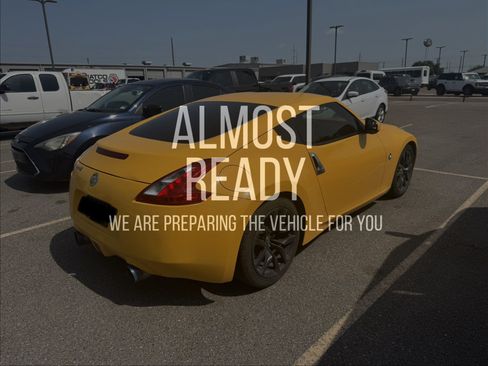 Used 2017 Nissan 370Z Coupe RWD image 4