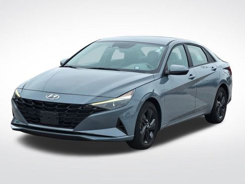 Used 2023 Hyundai Elantra SEL image 2