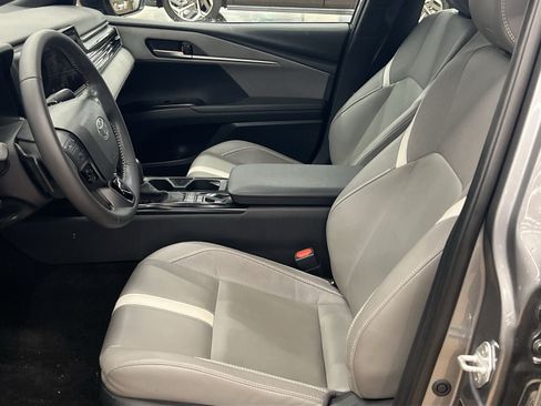 Used 2025 Toyota Camry SE w/ Convenience Package FWD image 12