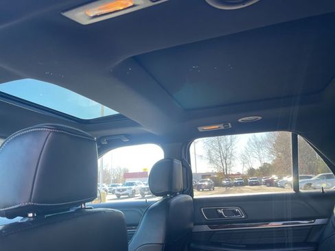 Used 2017 Ford Explorer Platinum image 13