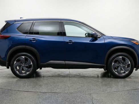 Used 2025 Nissan Rogue SV image 11