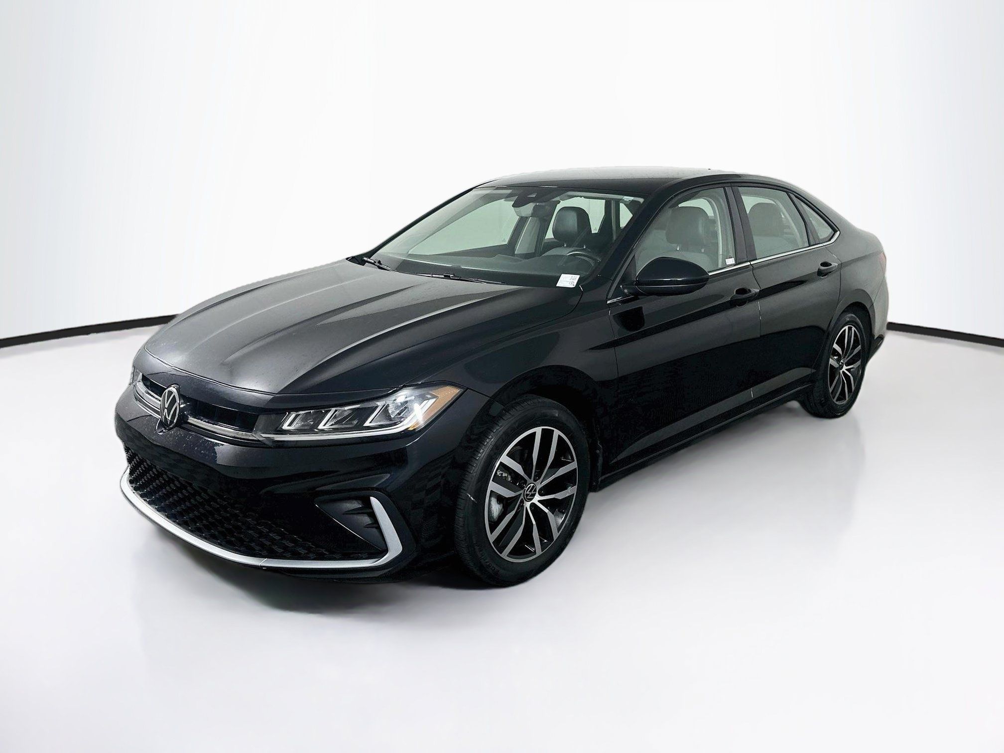 Used 2025 Volkswagen Jetta SE FWD image 3