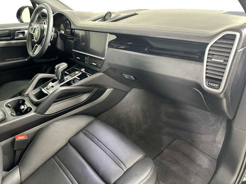 Certified 2022 Porsche Cayenne Platinum Edition image 30