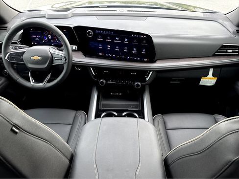 New 2025 Chevrolet Suburban Premier RWD image 4
