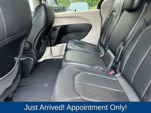 Used 2020 Chrysler Pacifica Touring-L FWD image 11