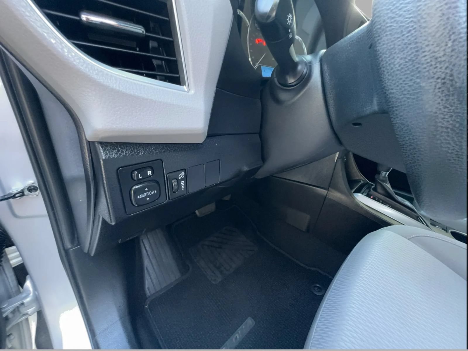 Used 2015 Toyota Corolla LE FWD image 15