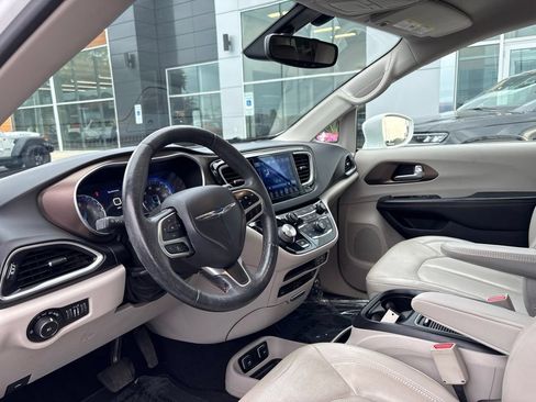 Used 2017 Chrysler Pacifica Touring-L Plus w/ Tire & Wheel Group FWD image 14