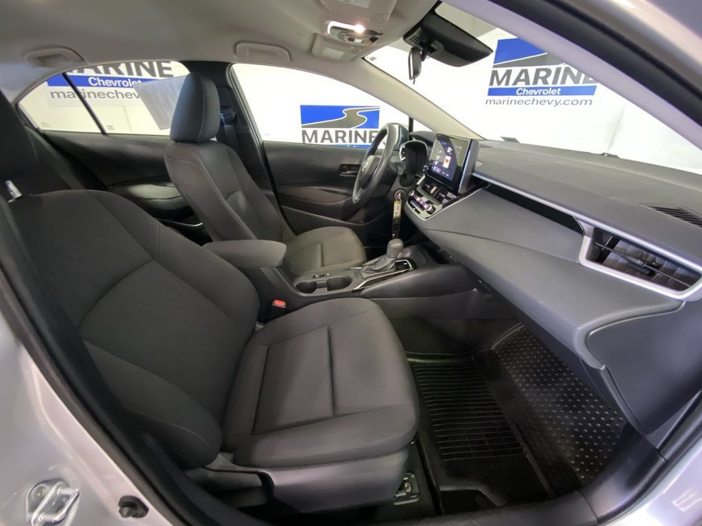 Used 2025 Toyota Corolla LE FWD image 31