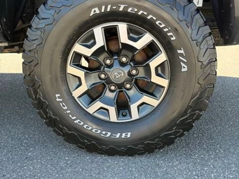Used 2021 Toyota Tacoma TRD Off-Road w/ TRD Premium Off Road Package AWD/4WD image 11