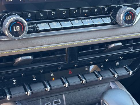 Used 2024 Chevrolet Colorado ZR2 w/ ZR2 Convenience Package III image 27