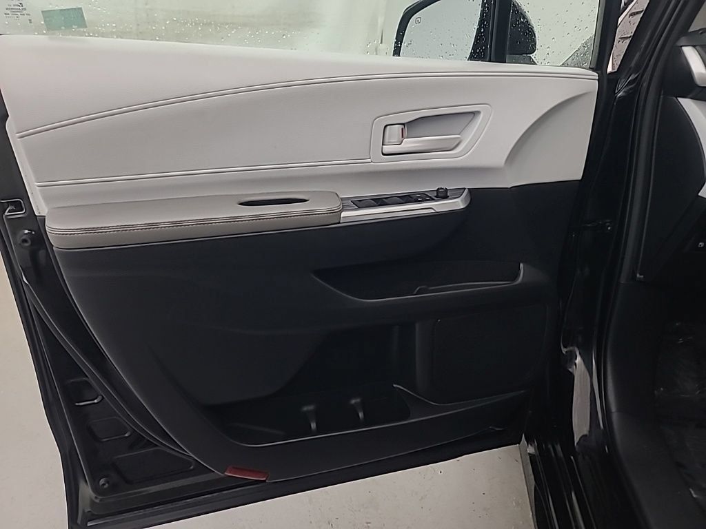 Used 2025 Toyota Sienna LE FWD image 25