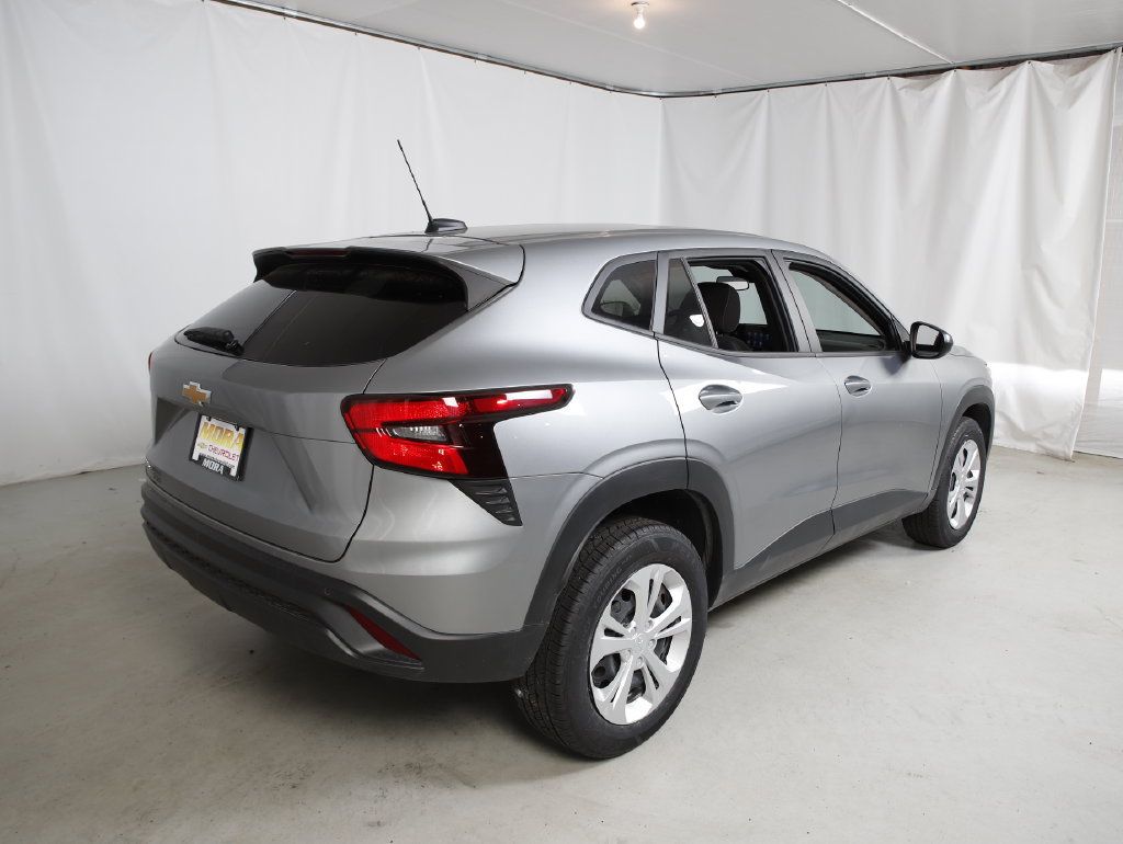 Used 2024 Chevrolet Trax LS w/ Driver Confidence Package FWD image 3