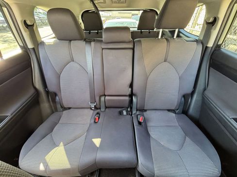 Used 2025 Toyota Highlander LE image 39