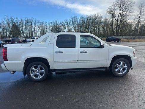 Used 2012 Chevrolet Avalanche LTZ image 8