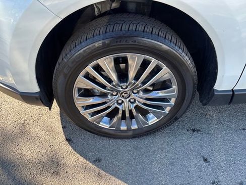 Used 2024 Toyota Venza XLE image 29