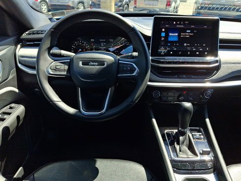 Used 2024 Jeep Compass Latitude image 11