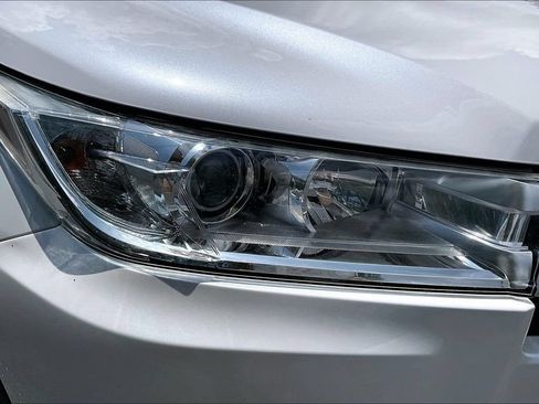 Used 2019 Toyota Highlander XLE AWD/4WD image 31