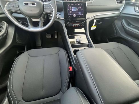 New 2025 Jeep Grand Cherokee Laredo w/ Luxury Tech Group I image 21