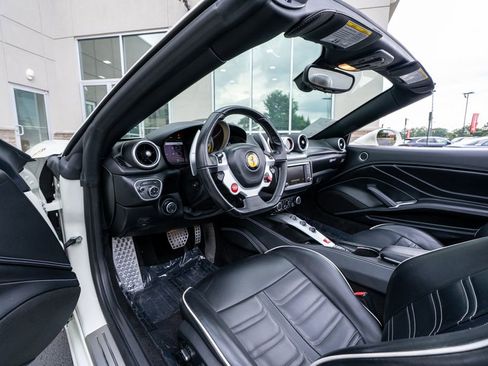 Used 2015 Ferrari California T RWD image 26