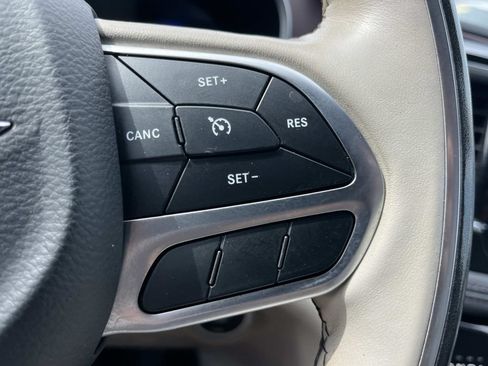 Used 2020 Chrysler Pacifica Limited FWD image 38