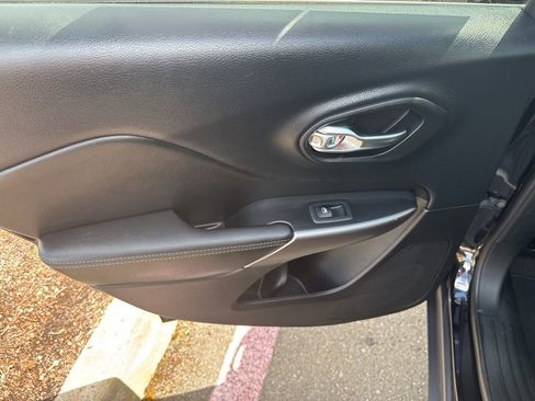 Used 2019 Jeep Cherokee Limited w/ Luxury Group image 26