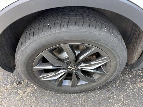 Used 2023 Volkswagen Tiguan SE w/ Panoramic Sunroof Package FWD image 10