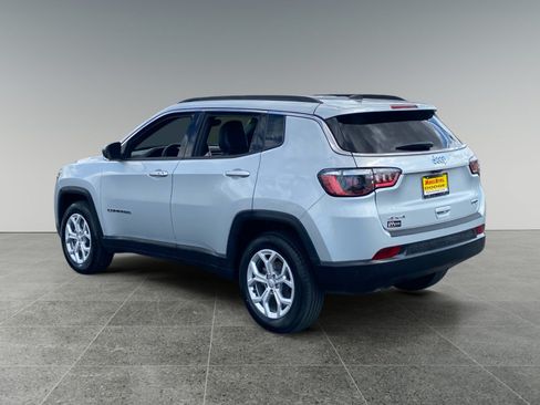 Used 2024 Jeep Compass Latitude AWD/4WD image 3