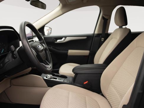 Used 2020 Ford Escape SE image 2