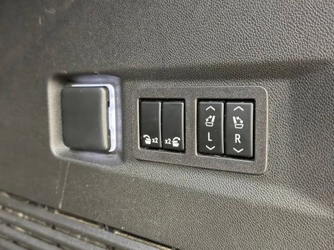 Used 2023 GMC Yukon SLT w/ SLT Premium Package AWD/4WD image 25