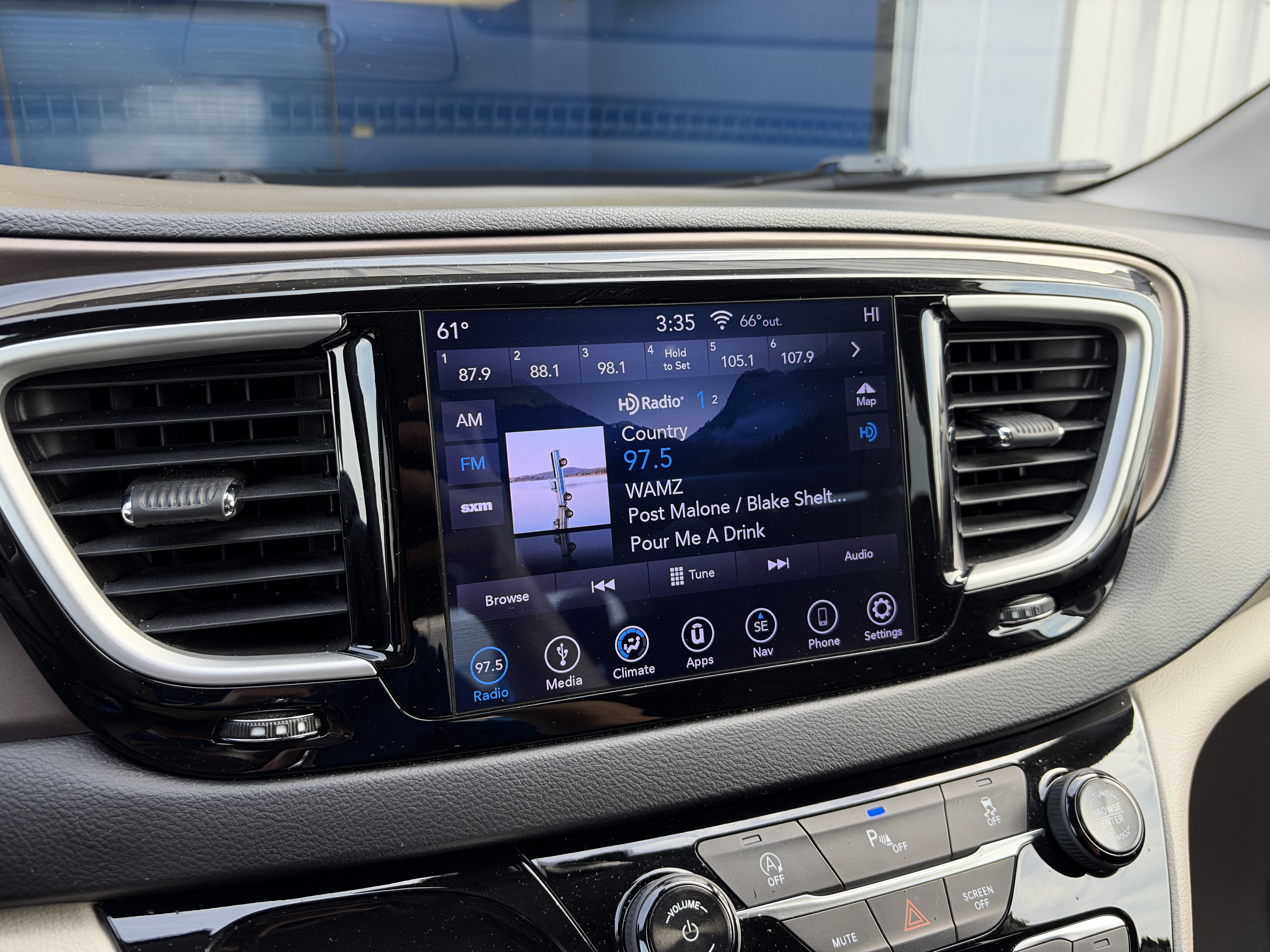 Used 2018 Chrysler Pacifica Touring Plus w/ Tire & Wheel Group FWD image 19