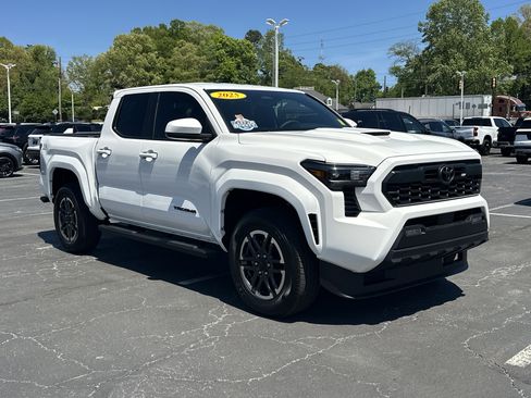 Used 2025 Toyota Tacoma TRD Sport image 2
