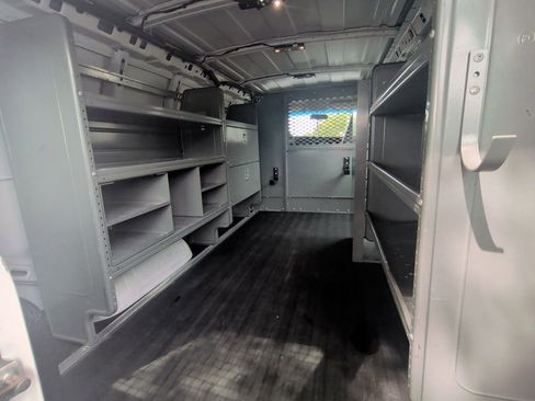 Used 2018 Chevrolet Express 2500 w/ Driver Convenience Package RWD image 21